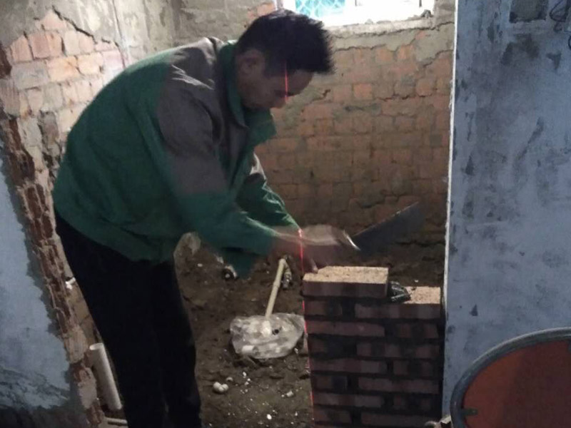 衛(wèi)生間補砌磚，穿線