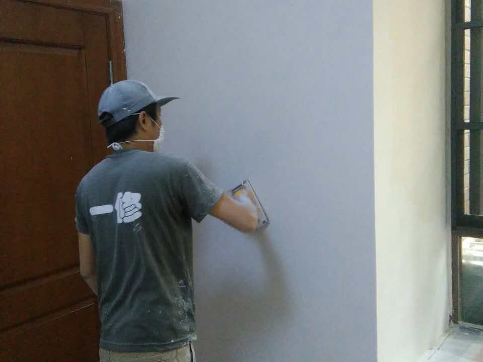 刷墻刮膩?zhàn)? /></p>
<p><strong>刷墻刮膩?zhàn)?/strong>，是指通過填補(bǔ)或者整體處理的方式，清除基層表面高低不平的部分，保持墻面的平整光滑，墻面的改造也打了一個好的基礎(chǔ)，后面才能做各種墻面裝飾。</p>
<p>&nbsp;</p>
<p>刮膩?zhàn)拥母咀饔檬菈γ嬲移?，刮幾遍要看具體情況。目前有很多房子開發(fā)商是刮了白的，如果基層可以，不用鏟除的情況下，在滾涂界面劑或膩?zhàn)幽z水后，有些兩遍成活，也有土建差的，三遍成活。</p>
<p>&nbsp;</p>
<p>有些墻壁很容易磕碰出坑坑洼洼來，其原因是墻面太軟。這種情況多數(shù)是使用滑石粉過多造成的。膩?zhàn)臃塾捕缺容^好，環(huán)保性能也好一些，而滑石粉+膠水+白水泥，比較細(xì)，好打磨，<strong>刷墻刮膩?zhàn)?/strong>時相對更好操作一些。</p>
<p><img src=